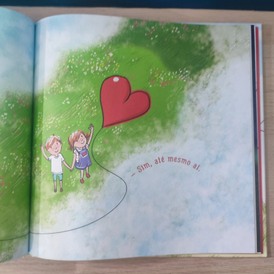 Crianças com balão em forma de coração ilustradas em fundo verde e azul