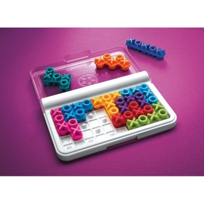 Jogo de estratégia com peças coloridas X e O sobre base branca