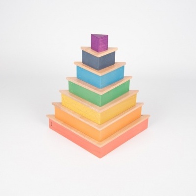 Brinquedo de madeira em forma de pirâmide colorida empilhada