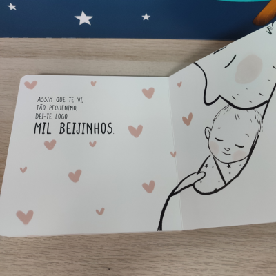 Cartão para bebé com ilustração de bebé e texto em português rodeado por corações.