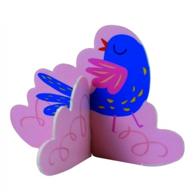 Peça decorativa de pássaro azul com asas rosa sobre fundo rosa