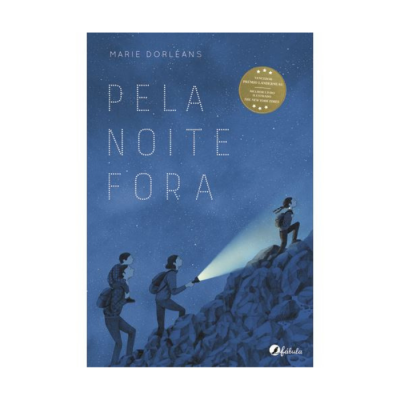 Capa do livro 'Pela Noite Fora' com personagens a subir uma rocha à noite