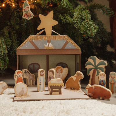 Presépio de madeira com figuras pintadas e casa decorativa com estrela