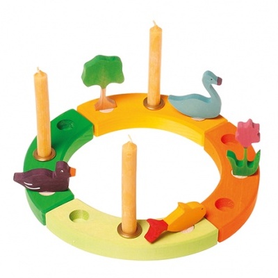 Centro de velas redondo colorido com três velas e figuras de madeira decorativas