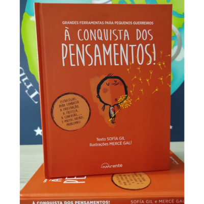 Capa de livro laranja com ilustração de criança e texto sobre pensamentos