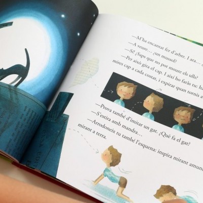 Livro aberto com ilustrações coloridas e texto em francês
