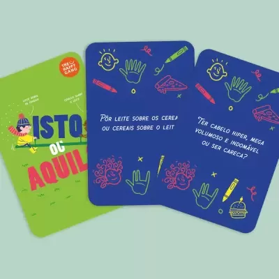 Três cartões coloridos com textos e desenhos em giz em fundo verde claro.