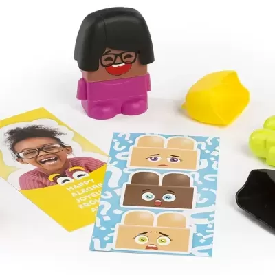 Brinquedo colorido com figura e cartões com rostos animados