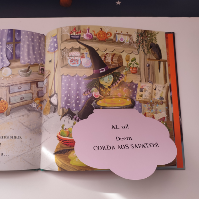 Página de livro infantil com feiticeira e caldeira em cozinha ilustrada