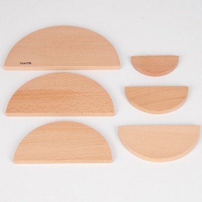 Peças de madeira em forma de semicírculos de vários tamanhos sobre fundo branco