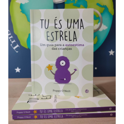 Livro 'TU ÉS UMA ESTRELA' com personagem roxa segurando estrela em fundo colorido