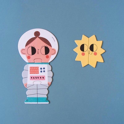 Puzzle infantil com astronauta e sol em fundo azul