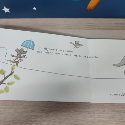 Página de livro infantil com ilustrações coloridas de animais e texto em português.