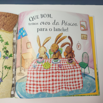Ilustração de coelhos sentados à mesa com texto sobre ovos da Páscoa