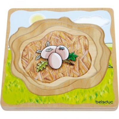 Quebra-cabeças de madeira com ovos e elementos da natureza em cenário campestre