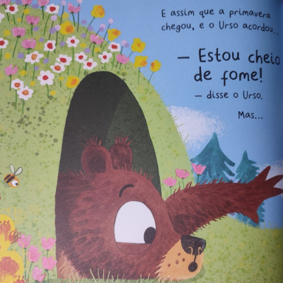 Ilustração de urso castanho a sair de caverna verde florida com texto em português.