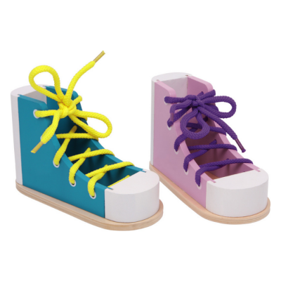 Brinquedos de madeira em forma de sapatilhas azuis e rosa com atacadores coloridos