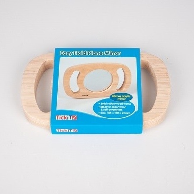 Espelho plano com estrutura de madeira clara e embalagem azul