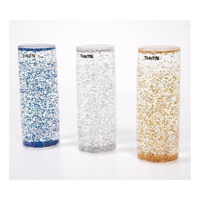 Três tubos cilíndricos com glitter azul, prata e dourado e marca TickiT, sobre fundo branco