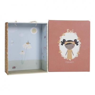 Caixa de presente rosa com ilustração de menina e interior azul com flores e sol