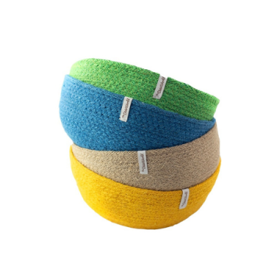 Conjunto de cestos redondos em tecido colorido com etiquetas da marca