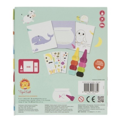 Embalagem de jogo infantil com cartas ilustradas e peças coloridas