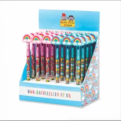 Canetas coloridas com decorações de arco-íris e expositor azul