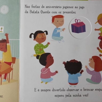 Ilustração de crianças a jogar num livro infantil com texto em português.