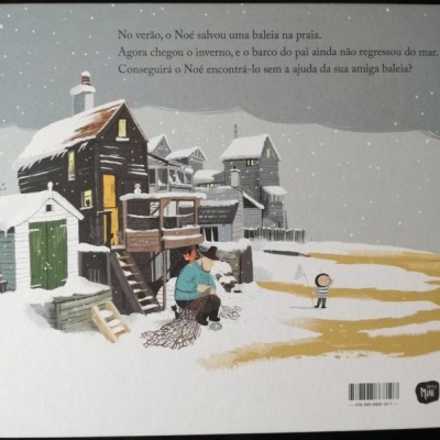 Capa de livro infantil com ilustração de aldeia com neve e texto em português no topo