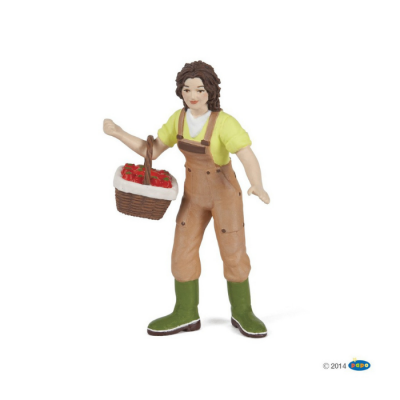 Miniatura de mulher a segurar cesto com morangos