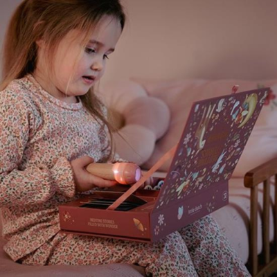 Menina a tocar xilofone musical de madeira rosa com caixa decorada