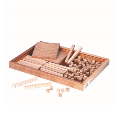Peças de madeira para aprendizagem matemática organizadas numa caixa de madeira