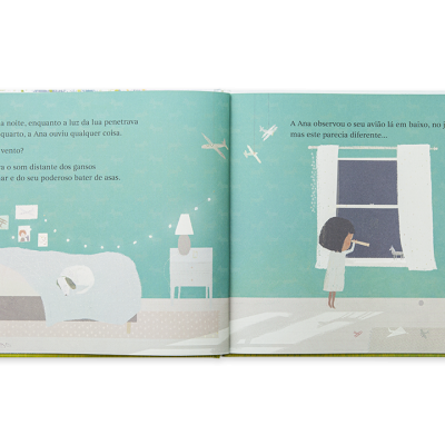 Livro infantil aberto com ilustrações de uma criança num quarto e texto em português.