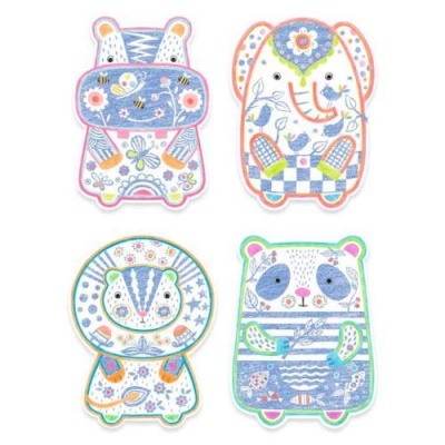 Quatro malas pequenas em formato de animais com padrões coloridos e florais