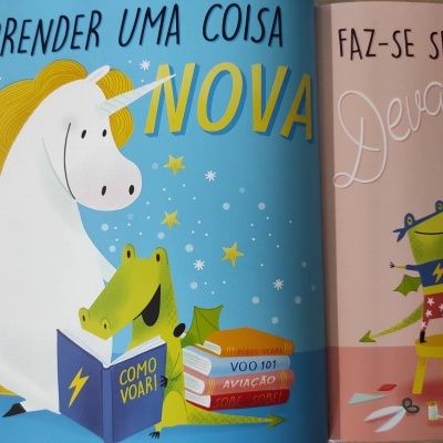 Página dupla de livro ilustrado com unicórnio, criatura verde, texto azul e rosa.