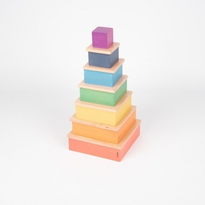 brinquedo empilhável de madeira colorido com sete cubos