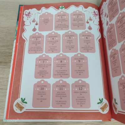 Página de calendário de advento com etiquetas e texto em português