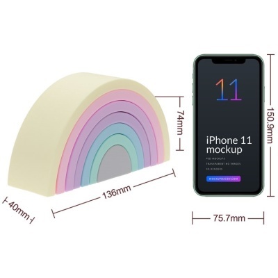 Brinquedo arqueado colorido em madeira ao lado de um smartphone mockup sobre fundo branco