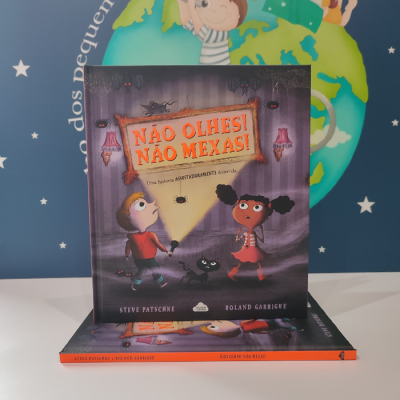 Capa de livro infantil com título NÃO OLHES! NÃO MEXAS! e ilustração de duas crianças e aranhas