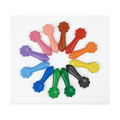 Colheres de plástico coloridas em forma de flor dispostas em círculo