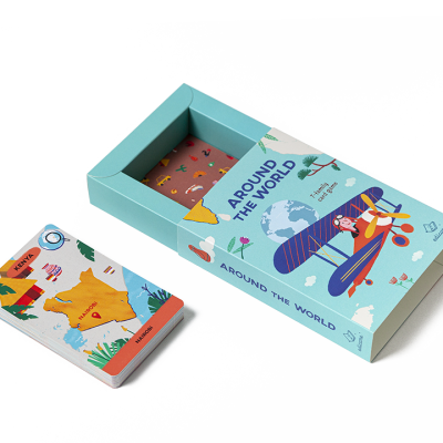 Jogo de cartas com embalagem azul claro e ilustrações de avião e mapa-múndi