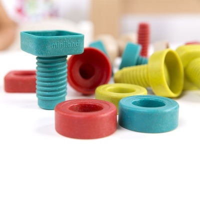 Parafusos e porcas de plástico coloridos com inscrição miniland