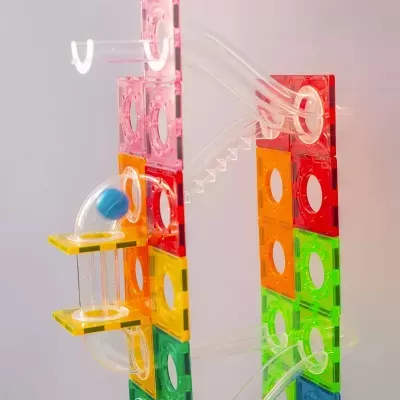 Peças de brinquedo de plástico colorido translúcido com tubos transparentes para bola