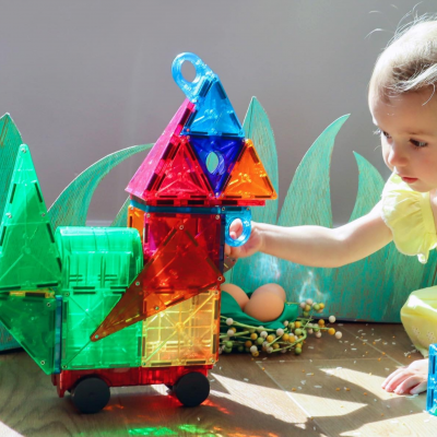 Brinquedo de construção magnético colorido e criança a brincar