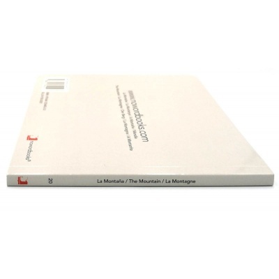 Livro com capa branca e texto multilíngue sobre montanha