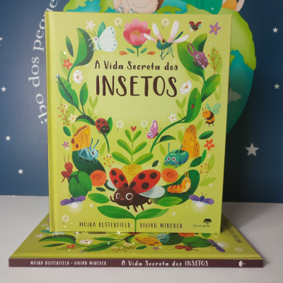 Livro infantil sobre insetos com capa verde e ilustrações de insetos e flores