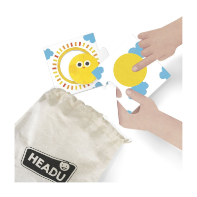 Peças de puzzle coloridas com sol amarelo e saco de tecido com etiqueta HEADU