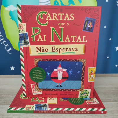 Capa do livro 'Cartas que o Pai Natal Não Esperava' em vermelho com ilustração do Pai Natal