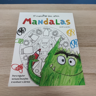 Capa do livro O monstro das cores Mandalas com monstro verde e texto colorido