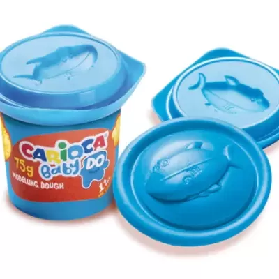 Recipientes de massa de modelar azuis com tampas em relevo e etiqueta colorida